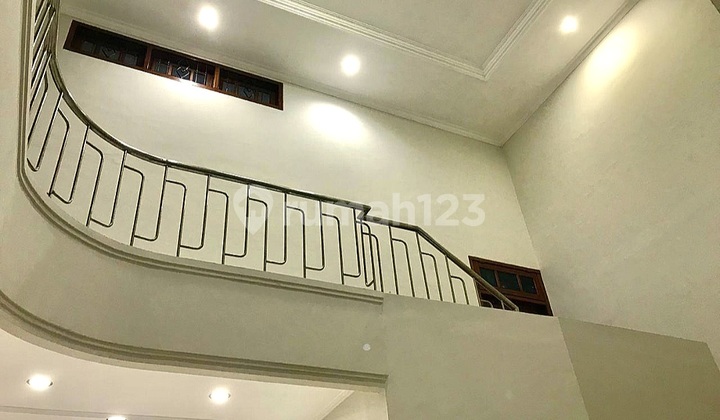 Affordable Rent 2-Story House West Surabaya 4 Bedrooms Affordable Rent 2-Story House West Surabaya 4 Bedrooms