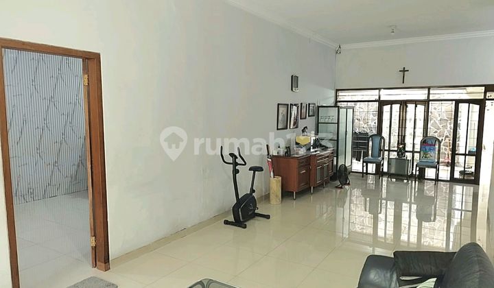 Rumah Lama 1,5 Lantai Terawat Bersih Tengah Kota 2