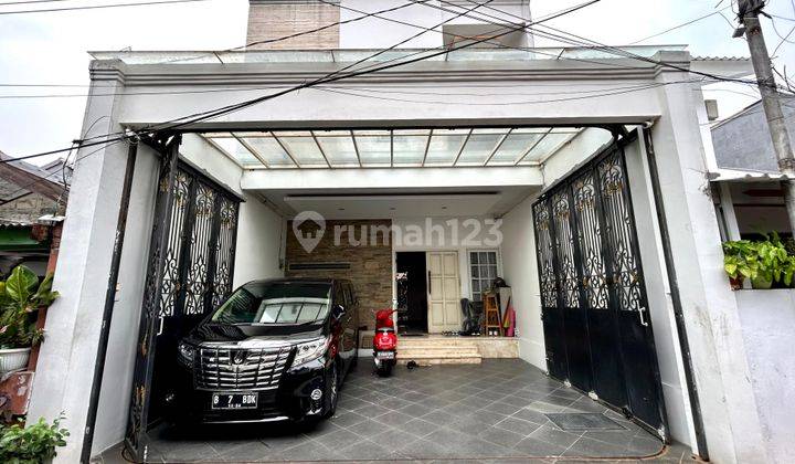 Menarik Rumah Moderen 3 Lantai Tebet Timur, Bangunan Kokoh 2