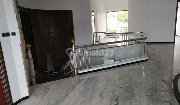 For sale luxury house in Gatot Subroto Tengah 3 floors 2