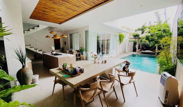 Villa minimalis moderna dengan konsep interior putih 1