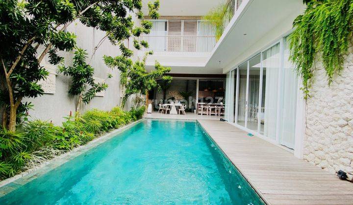 Villa minimalis moderna dengan konsep interior putih 2