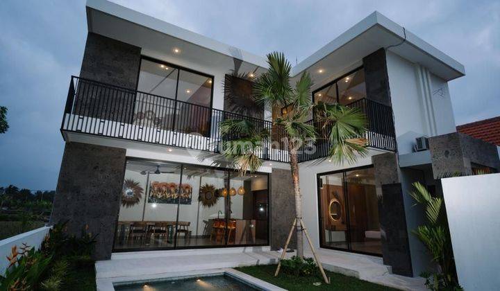 Villa dua lantai dengan konsep minimalis dilengkapi kolam renang 1