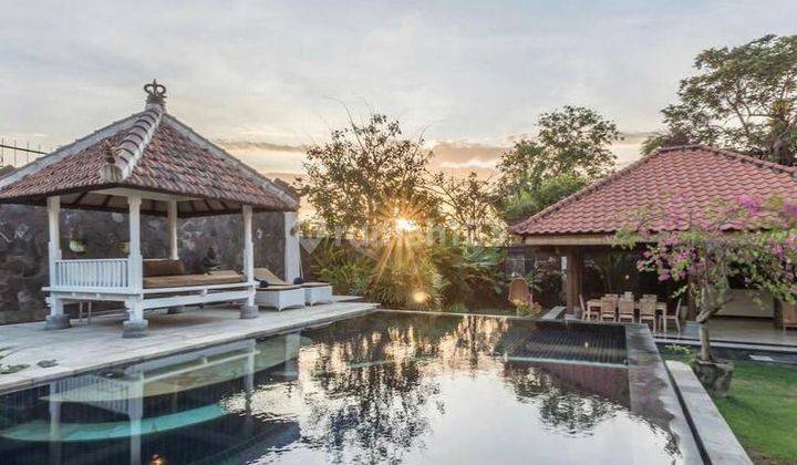 Luxury villa in the Canggu area with beautiful views 1