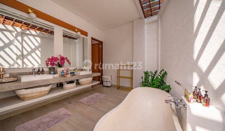 The villa is equipped with nice and luxurious furniture 2