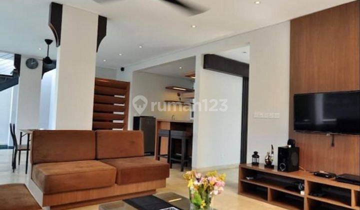 (66). Villa with two floors and swimming pool 1