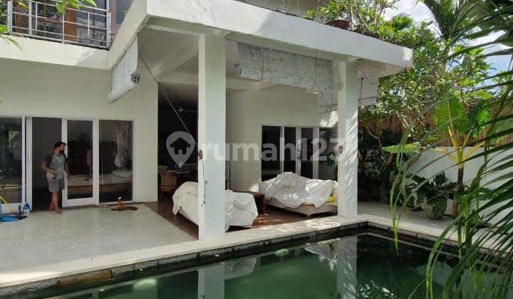 VILLA FULL FURNISHED DENGAN KOLAM RENANG DEKAT PANTAI DI PADONAN