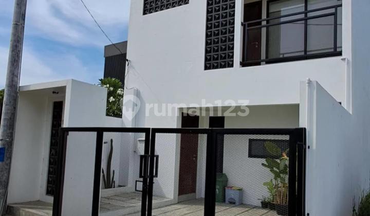 New 2-Story Villa with Complete Kitchen in a Strategic Location, Tumbak Bayuh