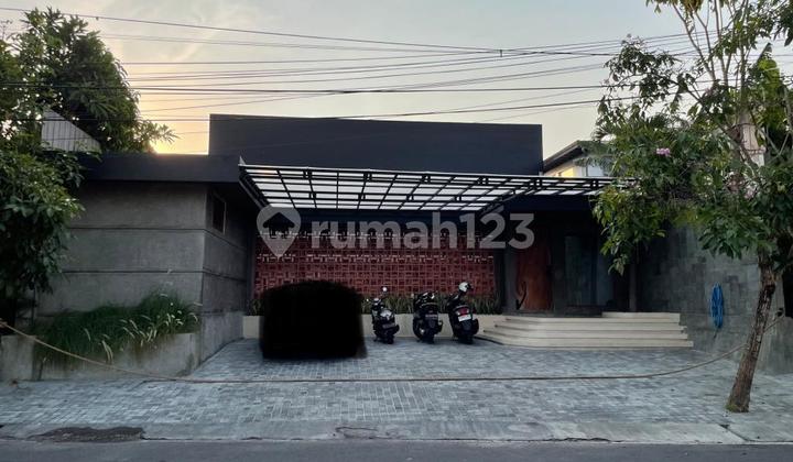 Luxurious Villa with a Highly Strategic Location in the Center of Dewi Sri, Kuta