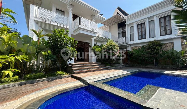 VILLA KONSEP MODERN FURNISHED KOLAM RENANG STRATEGIS DI CANGGU