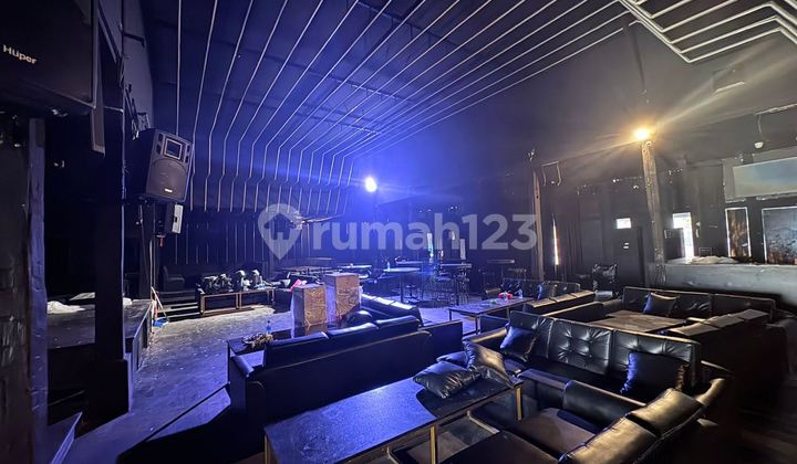 Gedung Luas Eks Cafe Strategis Pinggir Jalan Raya Sunset Road