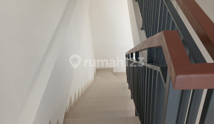 Three-Story Shophouse in Northridge, BSD City 2