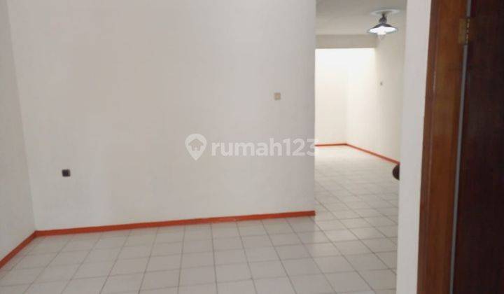 Rumah  strategis dekat mall, 2lantai, 4kamar, hadap timur di pelepah 1