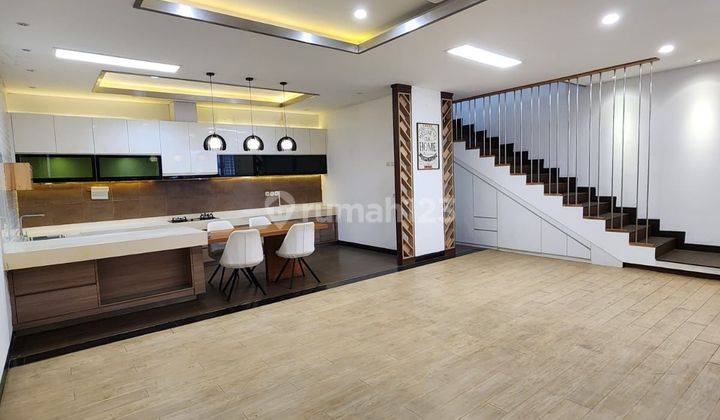 Rumah Cantik ,bagus ,strategis 4 Lantai, 5 Kamar Semi Furnished 2