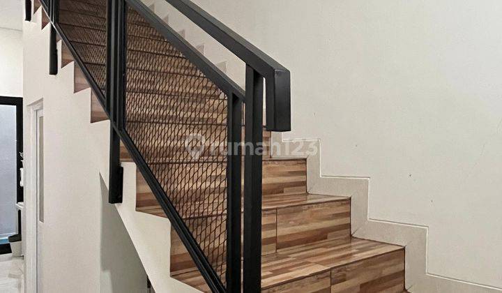 Rumah 2 Lantai Siap Huni, 3 Kamar, Furnished di Janur Kuning 2