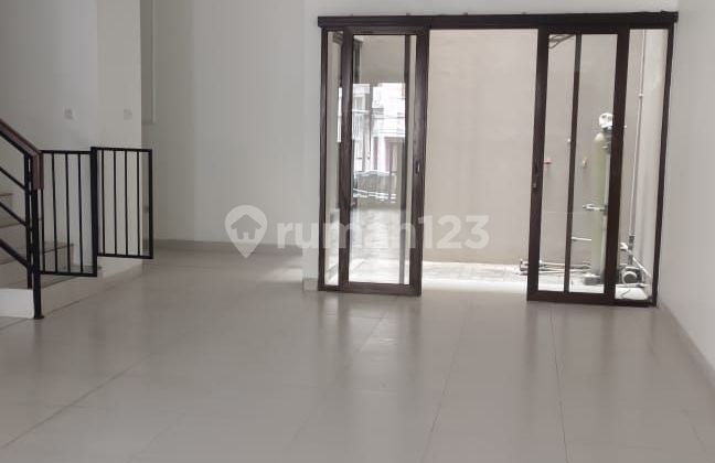 Rumah 3 Lantai Cantik, Rapih, 5 Kamar Hadap Selatan, Siaphuni Rumah 3 Lantai Cantik, Rapih, 5 Kamar Hadap Selatan, Siaphuni