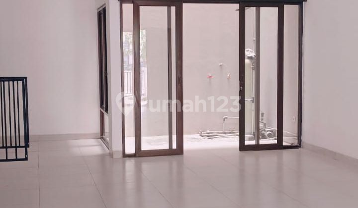 Rumah 3 Lantai Cantik, Rapih, 5 Kamar Hadap Selatan, Siaphuni 2