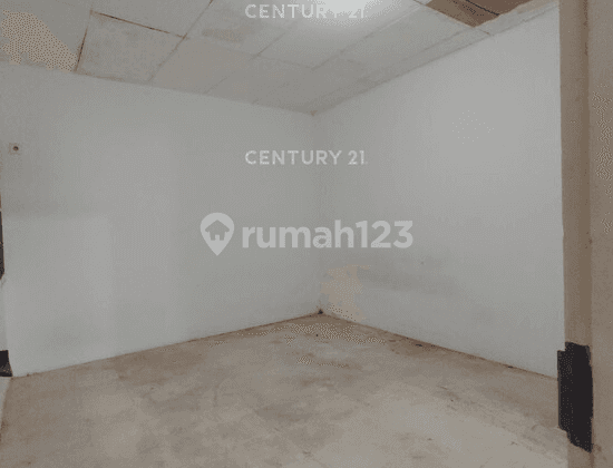 Rumah Strategis Di Taman Kota Jakarta Barat Kondisi Apa Adanya  2
