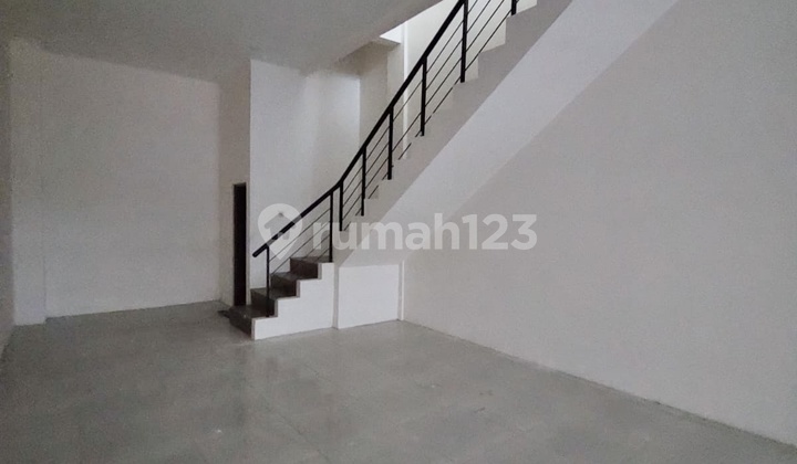 For Rent Golden Boulevard Ruko in BSD, Tidy and Busy Area, Unfurnished Ruko in BSD