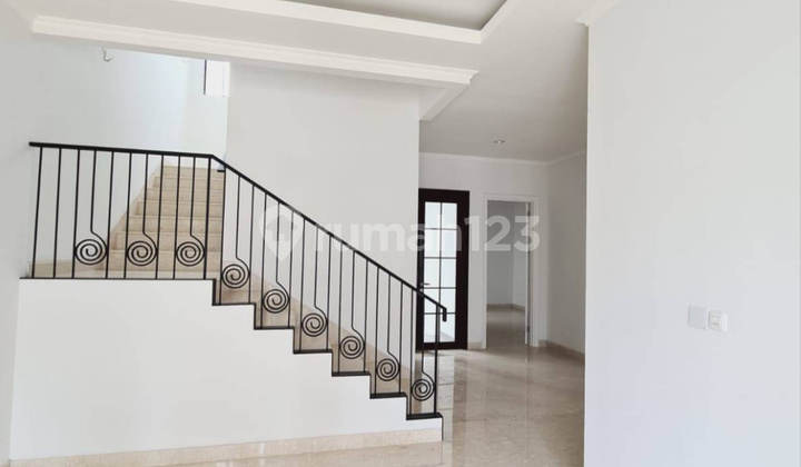 House in Winona Alam Sutera, Front Park Location, Best Negotiable Price, Nice House with SHM in Alam Sutera 2