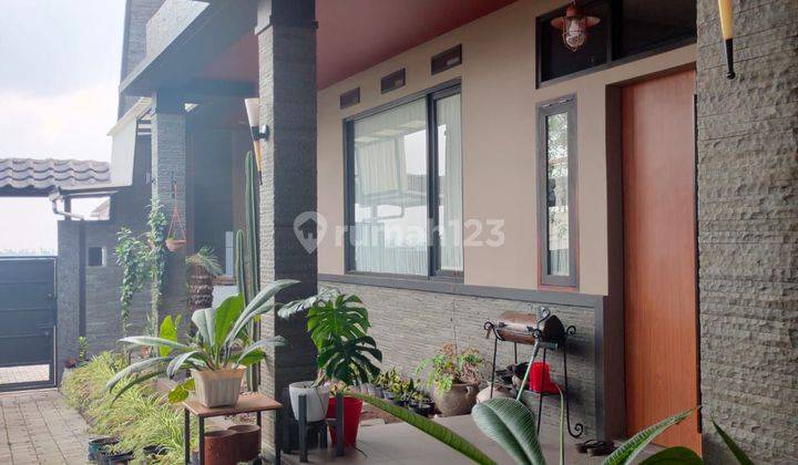 Dijual rumah/villa di jl.Karyawangi. parongpong, 2