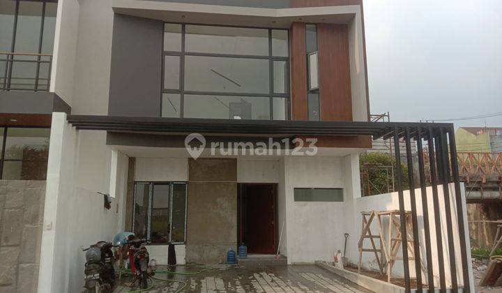 Dijual rumah di Setraduta Grande Raya 2