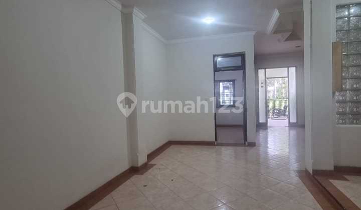 Dijual Rumah di Taman Surya 5