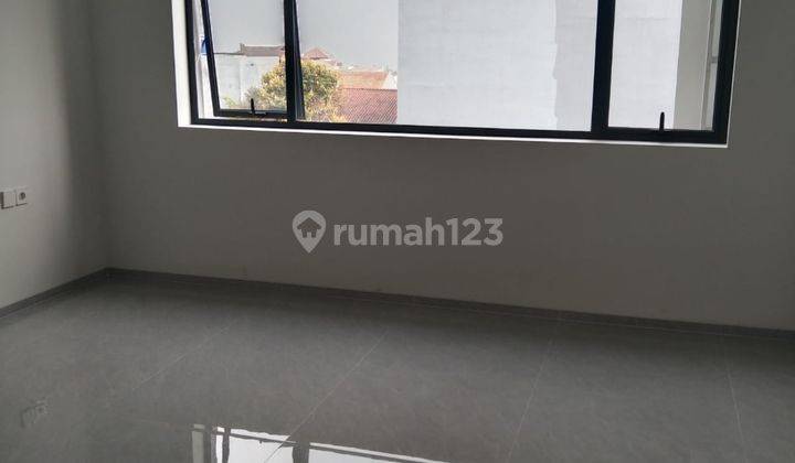 Dijual Rumah Baru 3 Lantai di Perumahan Elite Setraduta Bandung 2