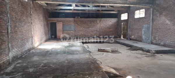 Commercial building in the Genuk area. 1