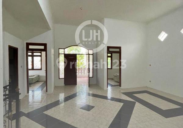 Rumah Mewah di Bukit Sari