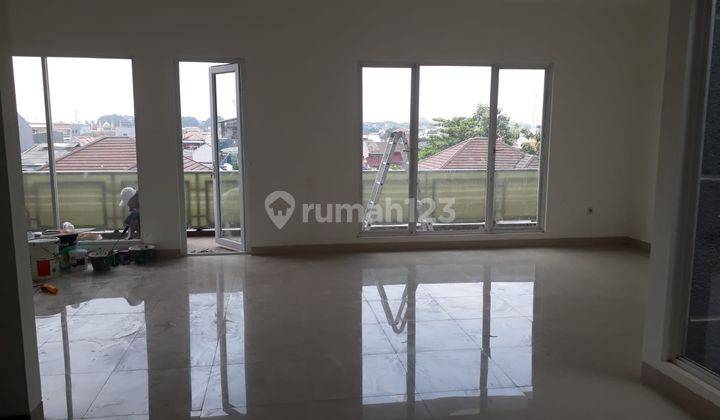 Di Rumah Sutera Onyx Alam Sutera Luas 200 Hadap Selatan SHM 2