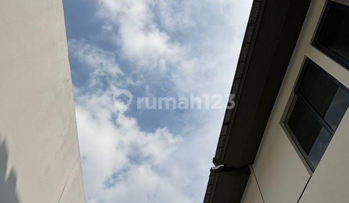 DIJUAL RUMAH MODERN CANTIK 2 LANTAI LOKASI STRATEGIS DI SERPONG PARK 2