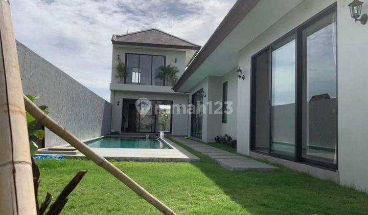 Modern Villa 3BR Semi Furnished With Spacious Garden For Rent, Cemagi Area 1