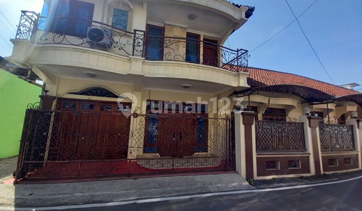 Nice Fully Furnished House in the Center of Solo City Near Public Facilities.