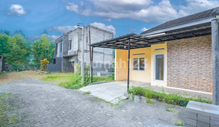 South-Facing House with SHM Ready to Occupy 17 Minutes to South Tangerang City Hospital J-36721 South-Facing House with SHM Ready to Occupy 17 Minutes to South Tangerang City Hospital J-36721