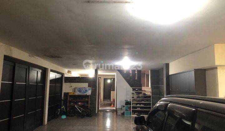 Dijual rumah  Setiabudi Regency   LT 811 LB 724 2 Lantai 6 Kamar Tidur (3 kamar mandi di dlm) 2 kamar mandi di luar 3 kamar Tidur service + 1 KM Garasi 4  Carport 2 Air submersible Listrik 7700watt 2