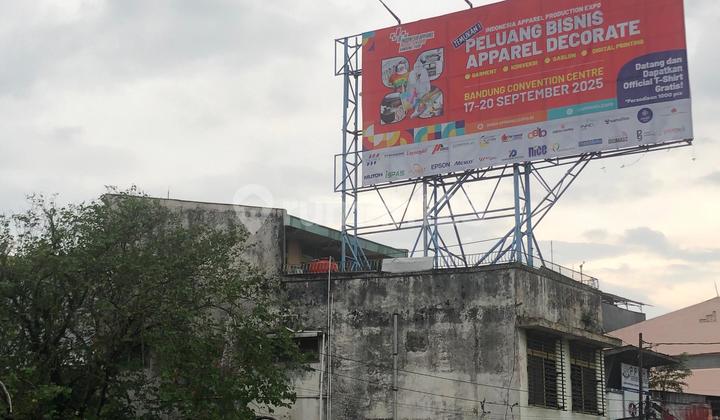 Three-Story Shophouse in the Asia Africa City Center of Bandung 1