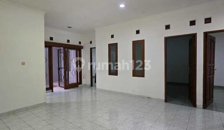 Affordable Ready-to-Live Semi-Furnished House with AC, Water Heater, 2-Car Carport with Canopy in Batununggal, Bandung City