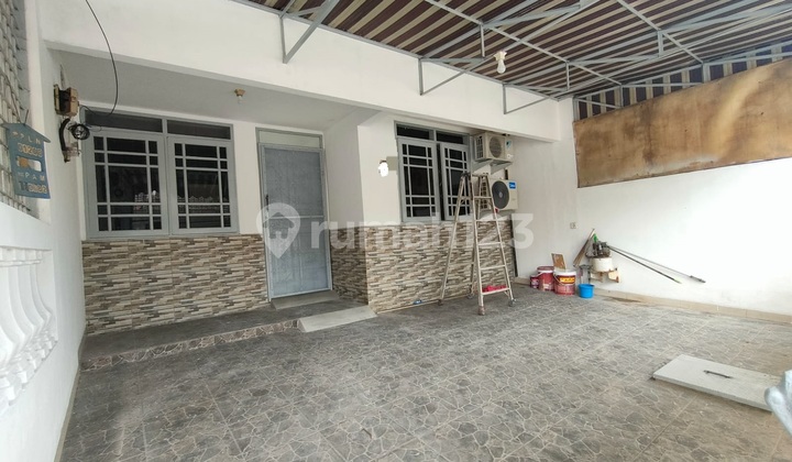 Rumah Siap Huni Lokasi Ramai Hanya 5 Menit Menuju Stasiun Taman Kota Jakbar
