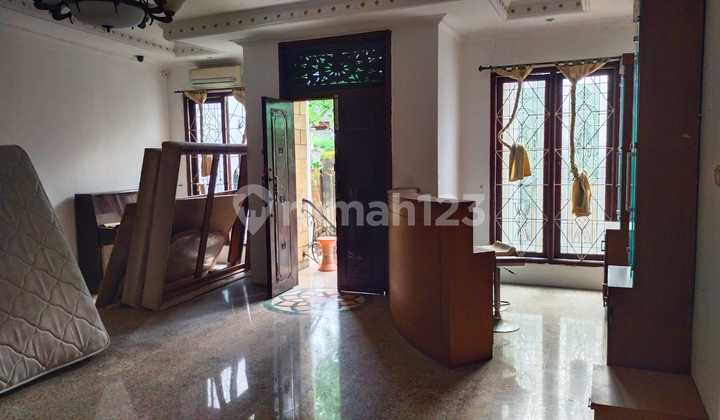 Disewakan Rumah 2,5 Lantai Semi Furnished di Menteng Gondangdia Jakarta Pusat  2