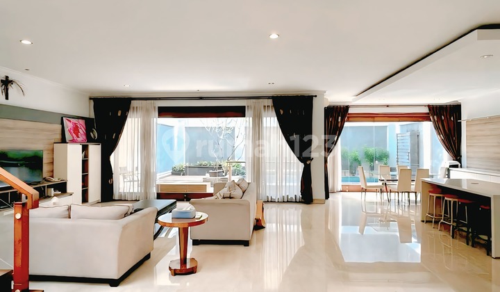 Dijual Rumah di Kebayoran Baru - 5 Bedroom