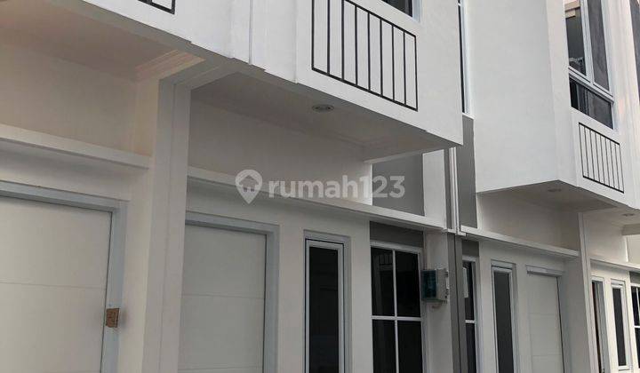 Rumah minimalis modern 2 lantai jakarta 2