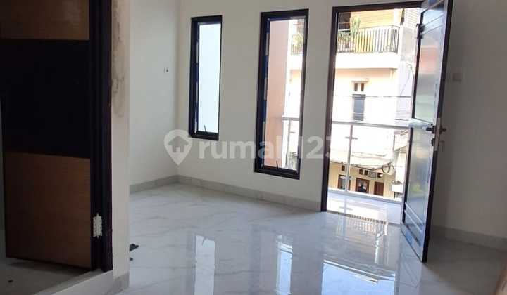 2 Lantai KPR Siap Huni Kemayoran Lokasi Pinggir Jalan 2 Lantai KPR Siap Huni Kemayoran Lokasi Pinggir Jalan