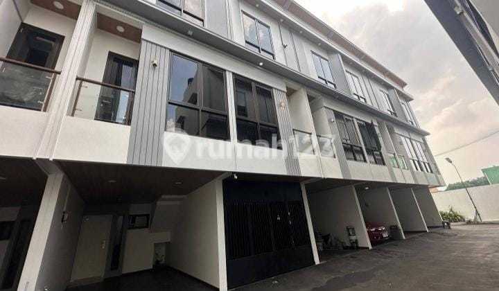 Rumah 2 Lantai Lokasi Pusat Kota Akses Mobil 2