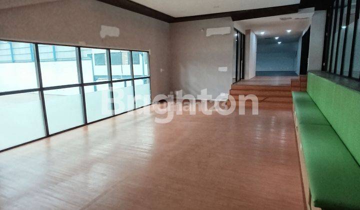 Disewakan gedung dengan gudang di Jakarta, hanya 1KM dari Whoosh KAI Jakarta 1