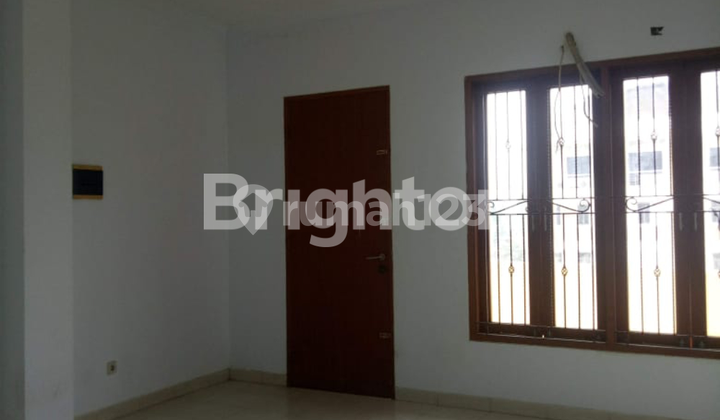 4½-Story Shophouse in the Commercial Area, Jakarta Kota. 2