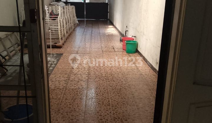 House on Dewi Sartika Street, Strategically Located in the Center of Bandung City.