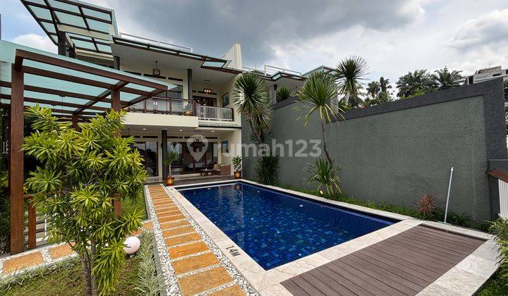 Rumah Mewah 3 Lantai, Furnished, Ada Kolam Renang di Ciumbuleuit 2