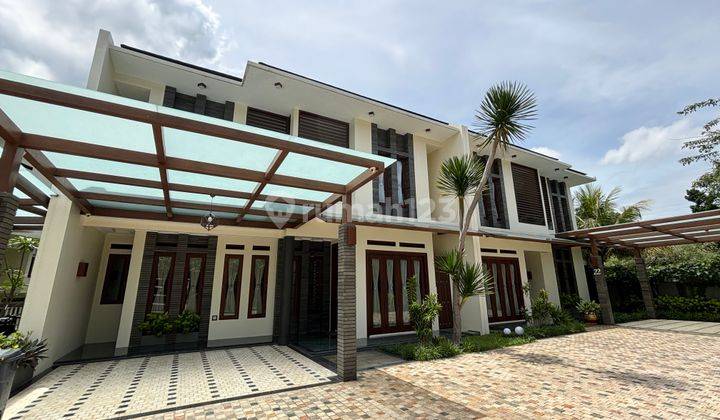 Rumah Mewah 3 Lantai, Furnished Ada Swimmng Pool di Ciumbuleuit 1