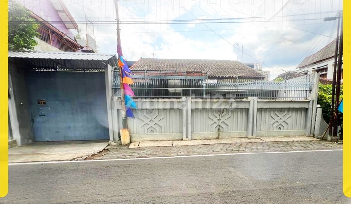 For rent, house in the city center.